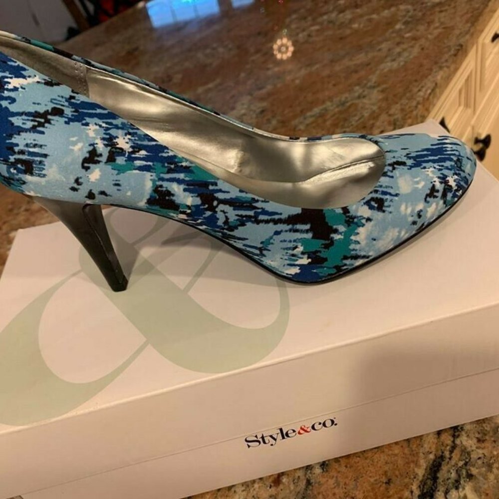 Style & Co.  Graphic blue satin shoes 7.5 Heels